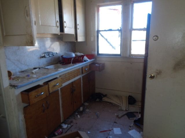 kitchen with decorative backsplash