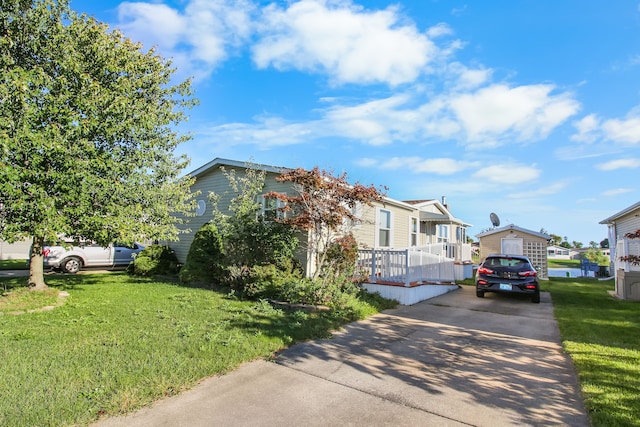 view of front of home featuring a front yard