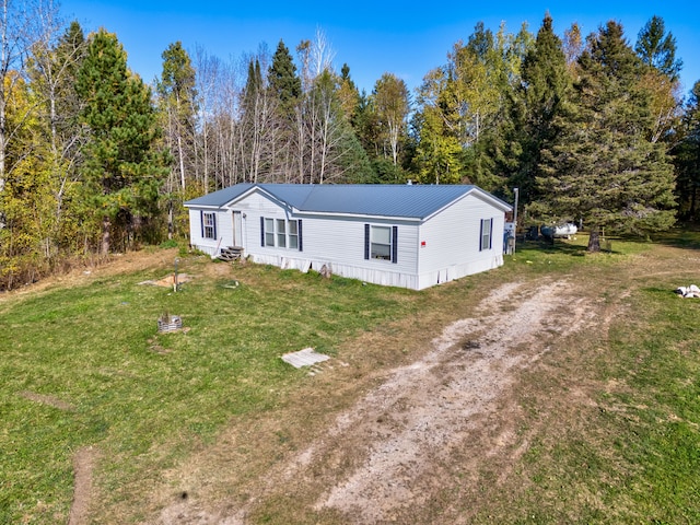 manufactured / mobile home with a front lawn