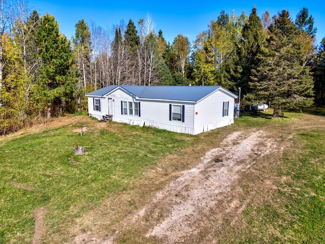 manufactured / mobile home featuring a front yard