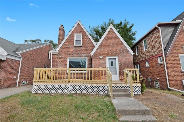 view of front of home with a wooden deck and a front yard