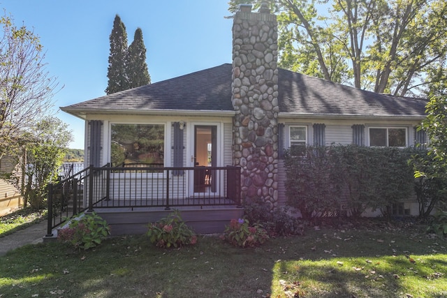 view of front facade featuring a front yard