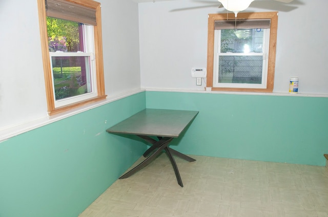 dining space with ceiling fan