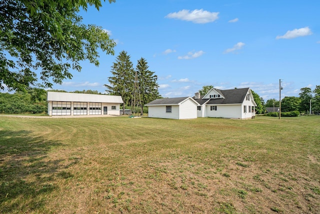 view of yard with an outbuilding