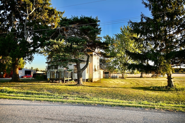 view of front of home featuring a front lawn