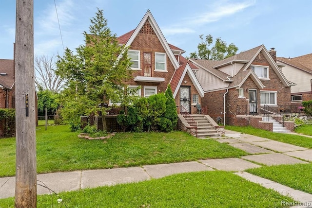 view of front of home featuring a front lawn