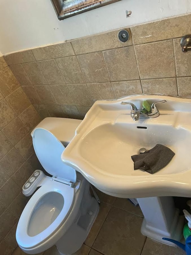 7603 Kentucky St, Dearborn, MI 48126 - half bath featuring tile walls, tile patterned flooring, and toilet