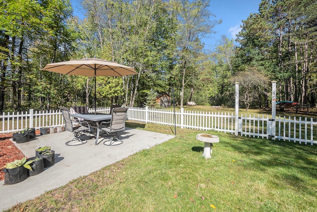 view of yard with a patio area