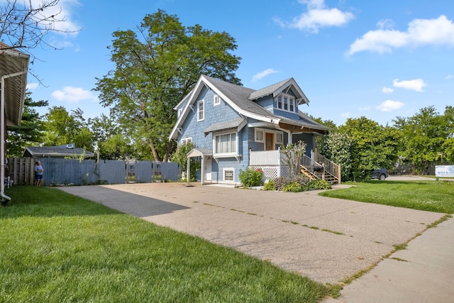 view of front facade featuring a porch and a front lawn