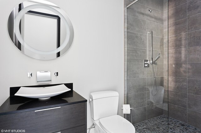 639 Sul Lago Ave S, Benton Harbor, MI 49022 - full bath with tiled shower, vanity, and toilet