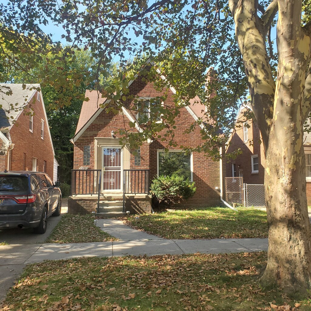 view of front of property featuring a front lawn