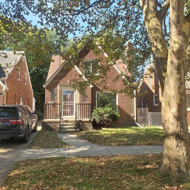 view of front of property featuring a front lawn