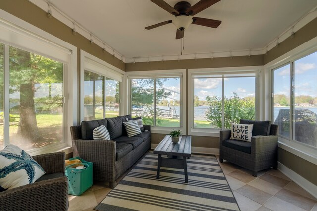 sunroom / solarium with ceiling fan