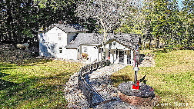 view of front of property featuring covered porch and a front yard