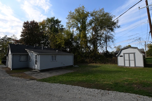 view of yard featuring a shed