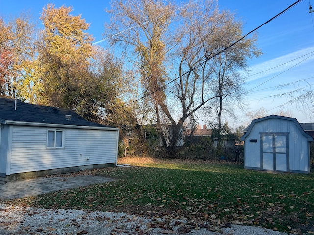 view of yard with a storage shed