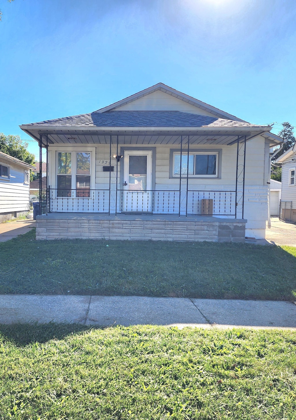 view of front of property featuring a porch and a front yard