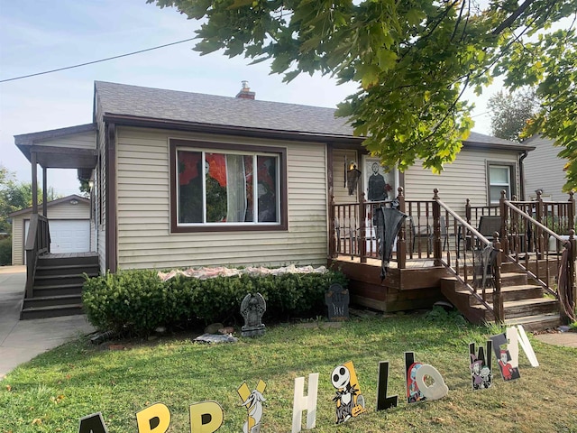 view of front facade featuring a front lawn, an outdoor structure, and a garage