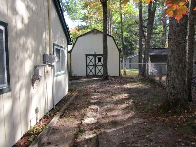 view of yard with a storage unit