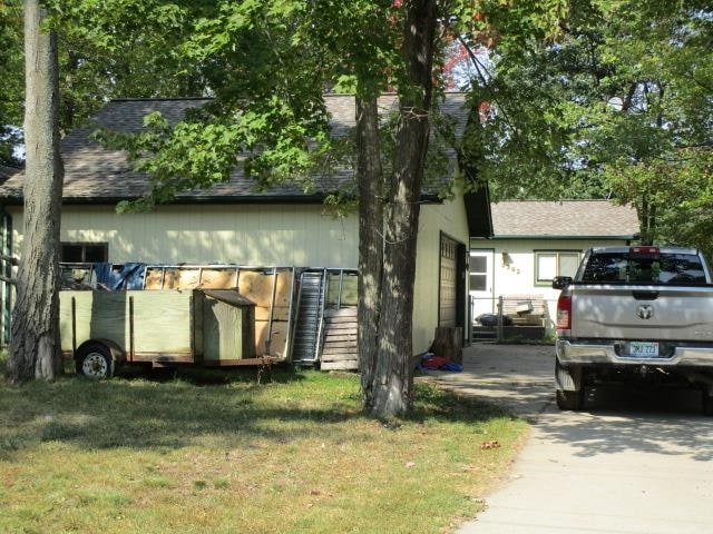 view of front of property featuring a front lawn