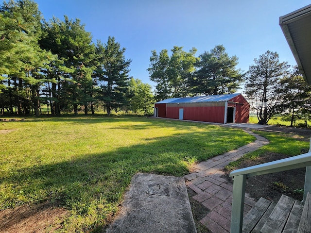 view of yard with an outbuilding