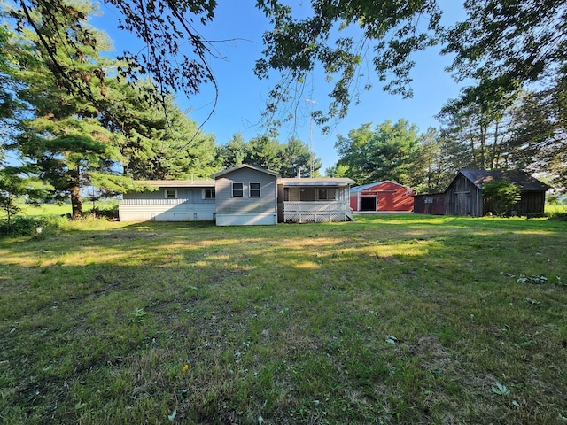 view of yard featuring an outbuilding