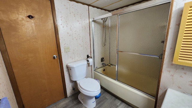 bathroom with combined bath / shower with glass door and toilet