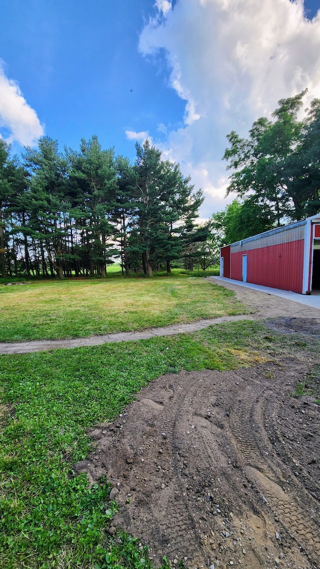 view of yard featuring an outdoor structure