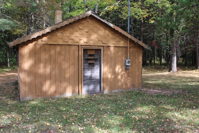 view of outdoor structure with a yard