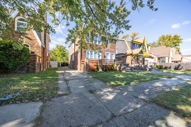 view of front of home featuring a front lawn