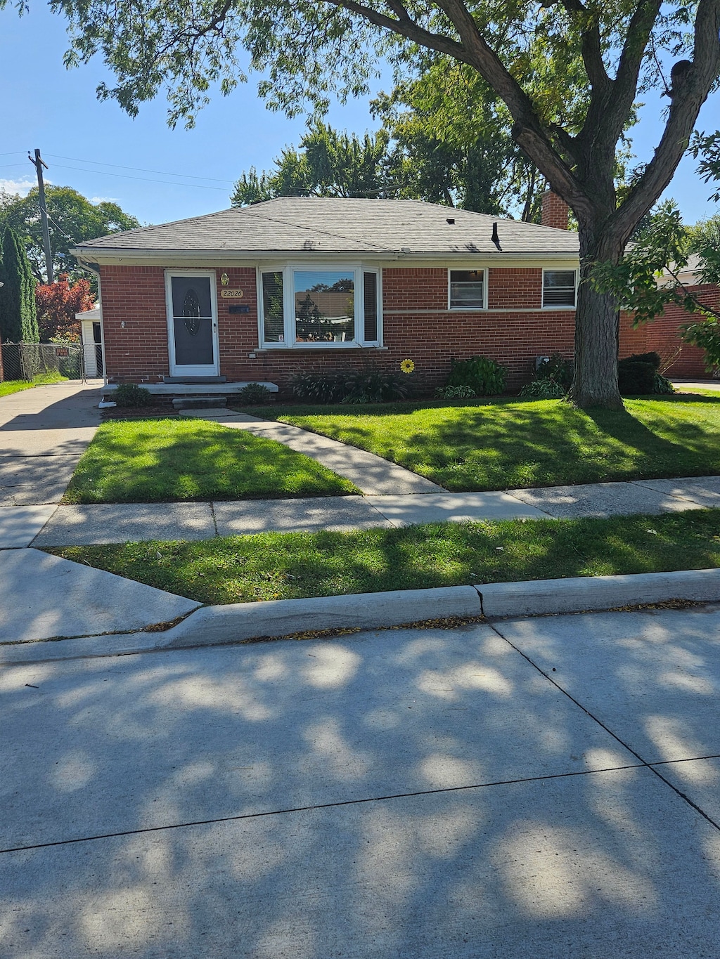 single story home with a front lawn