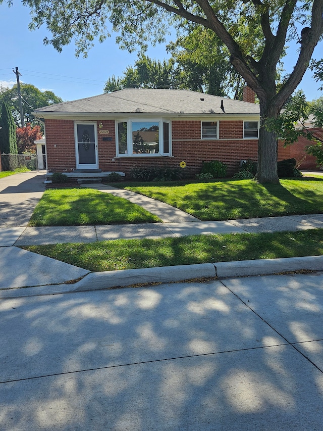 single story home with a front lawn