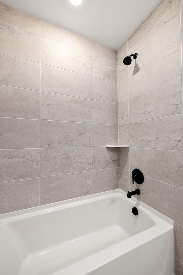 bathroom with tiled shower / bath combo