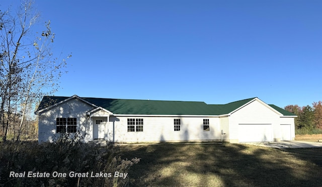 view of front of home featuring a garage and a front lawn