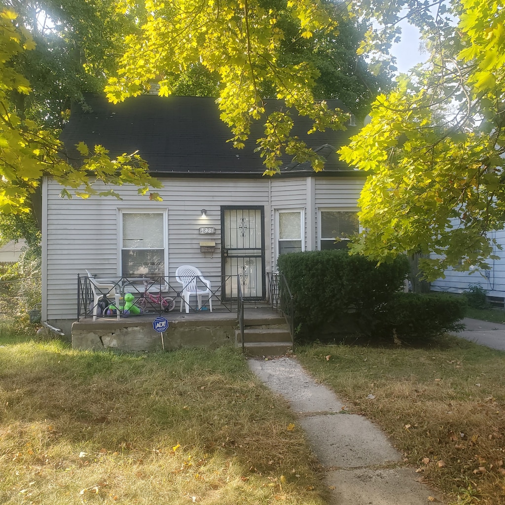 view of front of house with a front yard