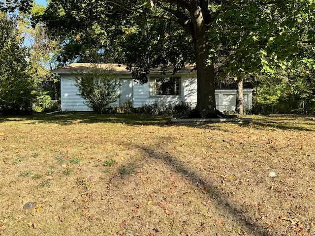 exterior space featuring a front yard