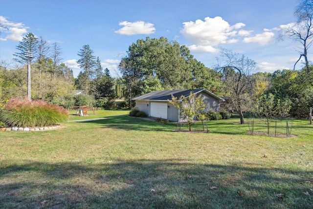 view of yard with an outdoor structure