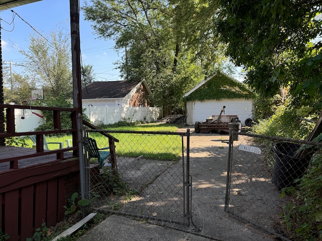 view of yard featuring an outdoor structure and a garage