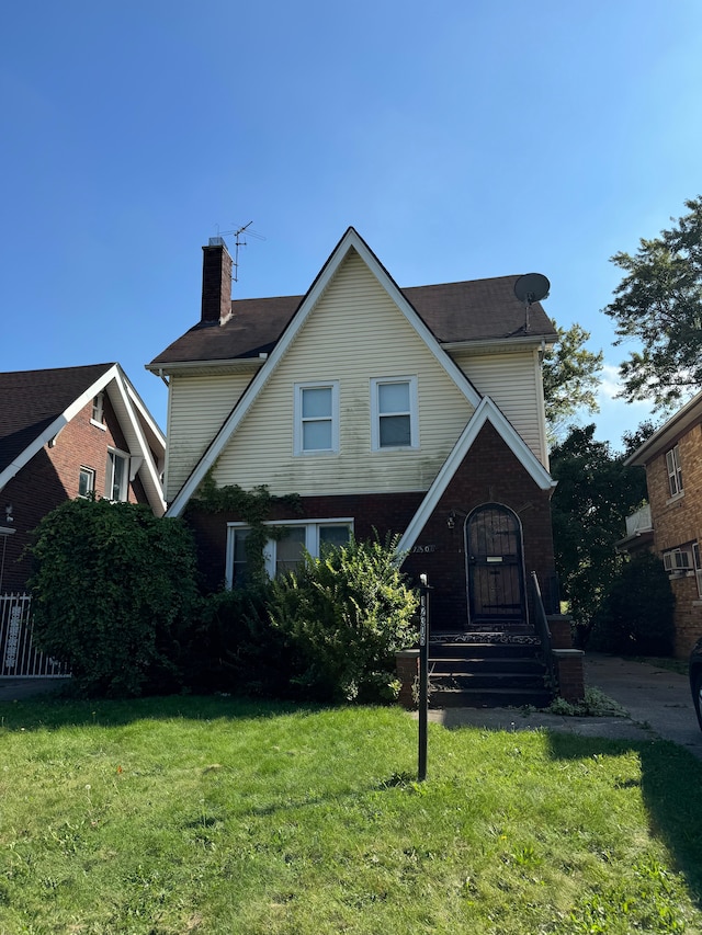 view of front of property with a front yard