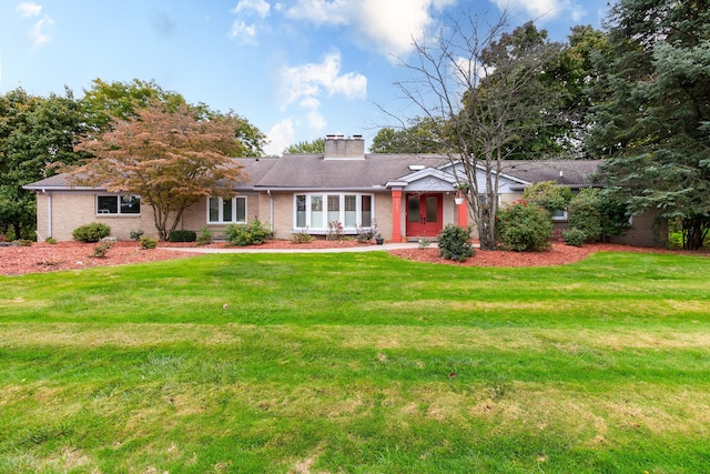 ranch-style home featuring a front lawn