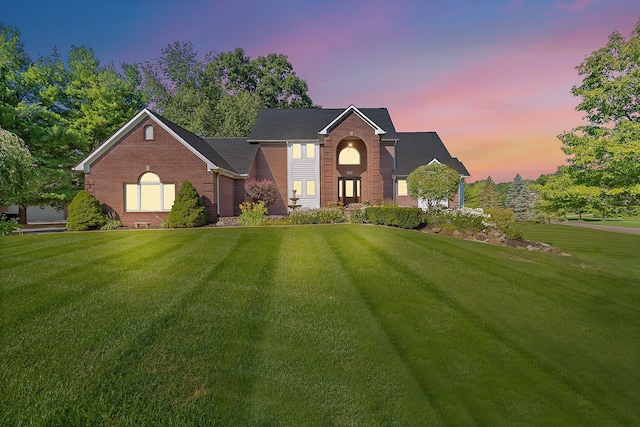 view of front of property featuring a yard