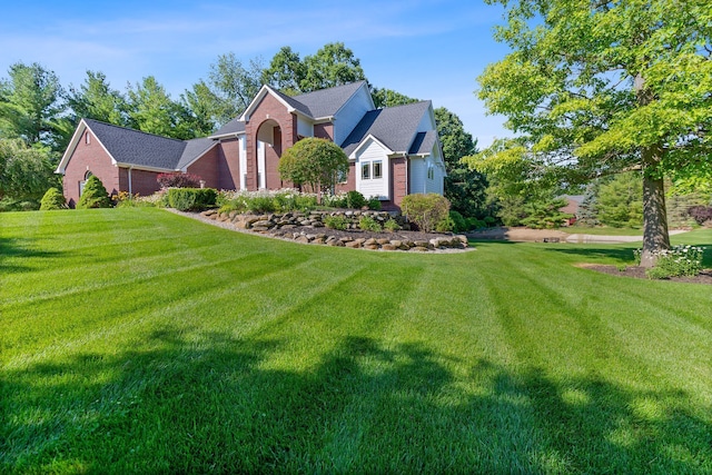 view of front of house featuring a front lawn