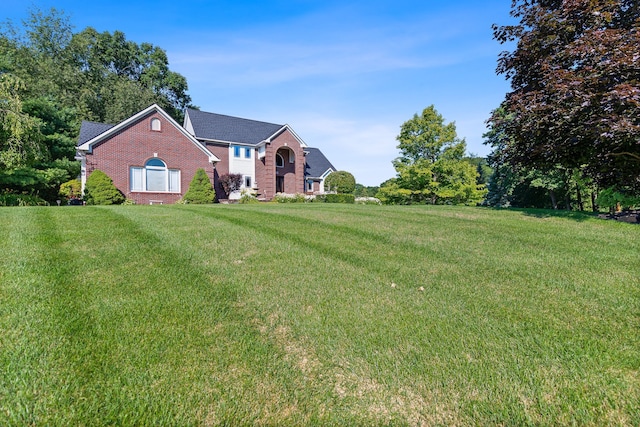 view of front of property with a front yard