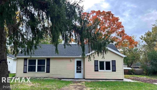 view of front facade featuring a front lawn