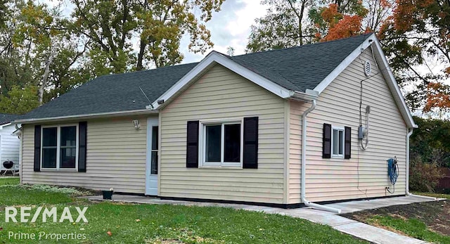 rear view of house featuring a lawn