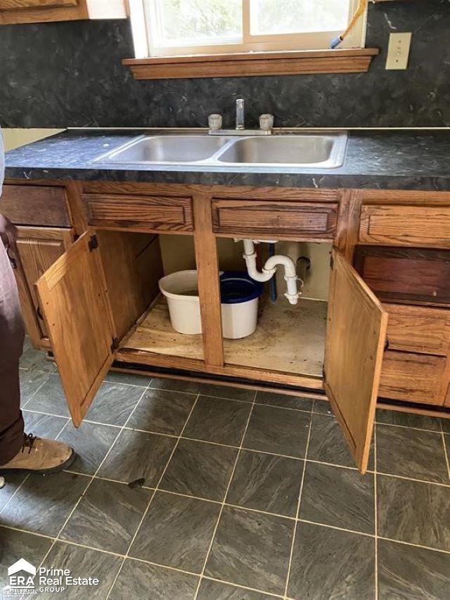 room details featuring backsplash and sink