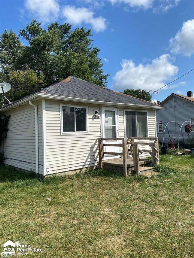 view of front of property with a front yard