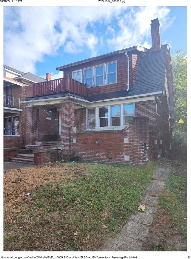 view of front of house with a balcony