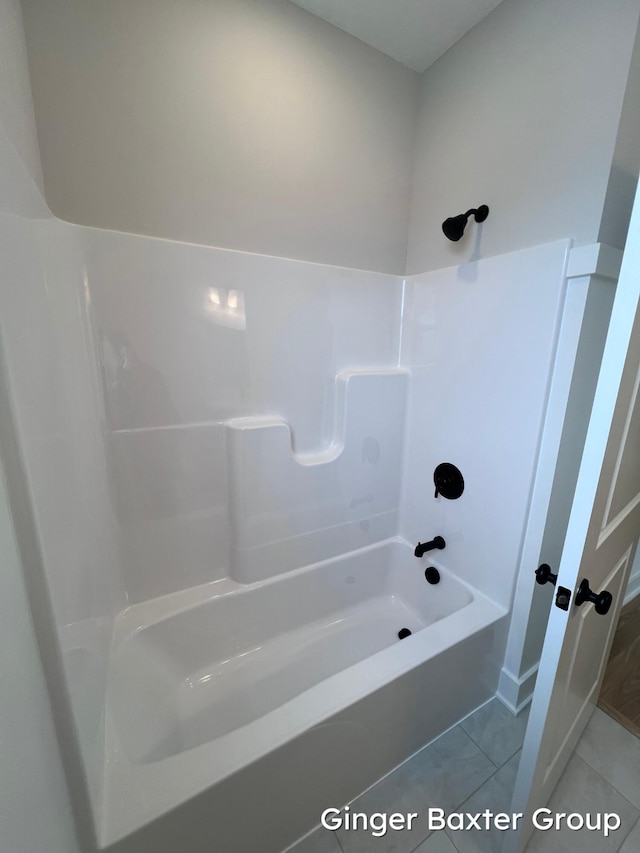 bathroom with tub / shower combination