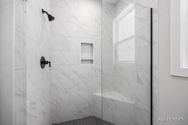 bathroom featuring a tile shower